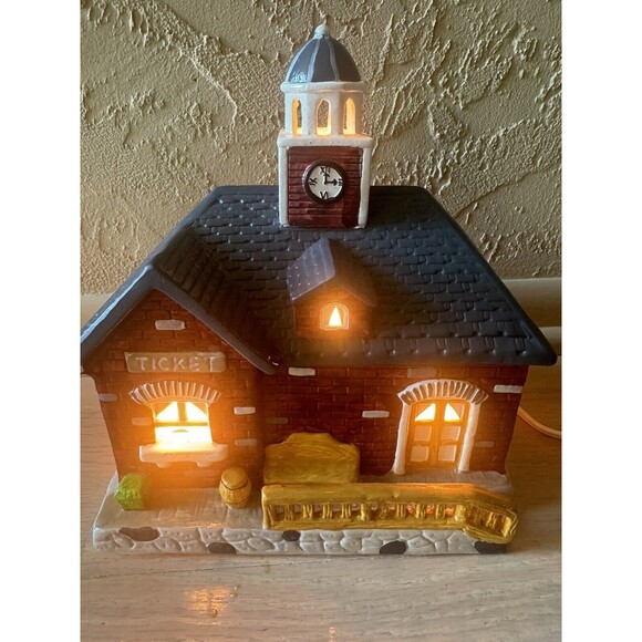Yuletide Snow Hamlet Merry Town Station Ceramic‎ Christmas Village Lights Up - Picture 1 of 13